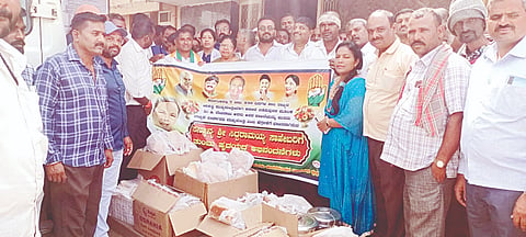  ಹೊಳೆನರಸೀಪುರ ಪಟ್ಟಣದ ಸಾರ್ವಜನಿಕ  ಆಸ್ಪತ್ರೆಯ ಒಳರೋಗಿಗಳಿಗೆ  ಹಣ್ಣು, ಬ್ರೆಡ್ ವಿತರಿಸಲಾಯಿತು.