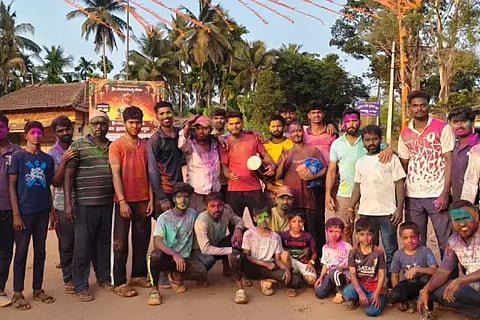 ಹೋಳಿ (Holi) ಹಬ್ಬದ ಪ್ರಯುಕ್ತ ಭಟ್ಕಳದಲ್ಲಿ ಯುವಕರು ಪರಸ್ಪರ ಬಣ್ಣ ಎರಚಿ ಸಂಭ್ರಮಿಸಿದರು. 