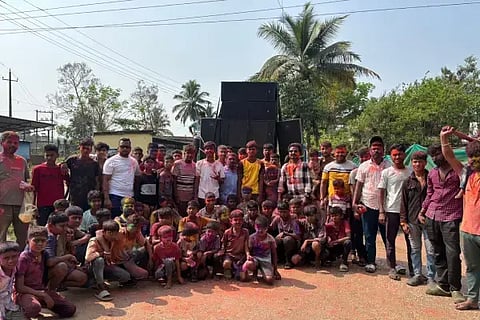 ಮುಂಡಗೋಡ ಇಂದೂರ ಗ್ರಾಮದಲ್ಲಿ ಮಂಗಳವಾರ ಹೋಳಿ ಹಬ್ಬವನ್ನು(Holi) ಸಂಭ್ರಮದಿಮದ ಆಚರಿಸಲಾಯಿತು.