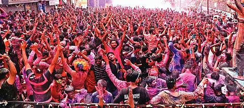 hubli holi ಹುಬ್ಬಳ್ಳಿಯ ಬಾನಿ ಓಣಿಯಲ್ಲಿ ಶನಿವಾರ ರಂಗಪಂಚಮಿ ಅಂಗವಾಗಿ ಏರ್ಪಡಿಸಿದ್ದ ರೇನ್​ ಡಾನ್ಸ್​ನಲ್ಲಿ ಮಿಂದೆದ್ದ ಯುವ ಸಮೂಹ.