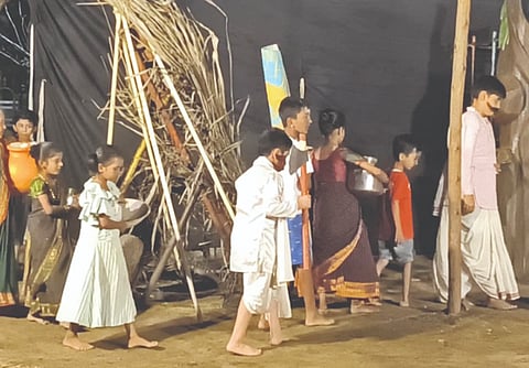 ಕಲಬುರಗಿ ವಿದ್ಯಾನಿಧಿ ಸಂಸ್ಥೆ ಗೋದುತಾಯಿ ಕಾಲನಿಯ ಮಹೇಶ ಮಂದಿರದಲ್ಲಿ ಮಂಗಳವಾರ ಆಯೋಜಿಸಿದ್ದ ಬೇಸಿಗೆ ಶಿಬಿರದಲ್ಲಿ ಮದ್ದು ಮಕ್ಕಳು ಹರಿದ ಹಾಸಿಗೆ ಹಂಬಲ ನಾಟಕ ಪ್ರದರ್ಶಿಸಿದರು.