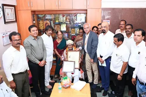 ಶಿವಮೊಗ್ಗ ವಿನೋಬನಗರದಲ್ಲಿ ಹಿರಿಯ ಸಮಾಜವಾದಿ ಕೋಣಂದೂರು ಲಿಂಗಪ್ಪ ಅವರಿಗೆ ಕುವೆಂಪು ವಿವಿಯಿಂದ ಗೌರವ ಡಾಕ್ಟರೇಟ್ ಪ್ರದಾನ ಮಾಡಲಾಯಿತು. ಮಧು ಬಂಗಾರಪ್ಪ, ಪ್ರೊ. ಶರತ್ ಅನಂತಮೂರ್ತಿ, ಎನ್.ಹೇಮಂತ್, ಕೆ.ಪಿ.ಶ್ರೀಪಾಲ್, ರಾಘವೇಂದ್ರಸ್ವಾಮಿ ಇದ್ದರು.