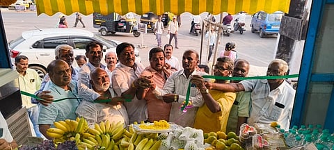   ಮಂಡ್ಯ ನಗರದ ಆರ್‌ಎಪಿಸಿಎಂಎಸ್ ಆವರಣದ ಸಮೀಪ ಹಾಪ್‌ಕಾಮ್ಸ್ ನೂತನ ಮಾರಾಟ ಮಳಿಗೆಯನ್ನು ಜಿಲ್ಲಾ ಹಾಪ್‌ಕಾಮ್ಸ್ ಅಧ್ಯಕ್ಷ ಯು.ಸಿ.ಶೇಖರ್ ಉಮ್ಮಡಹಳ್ಳಿ ಉದ್ಘಾಟಿಸಿದರು.