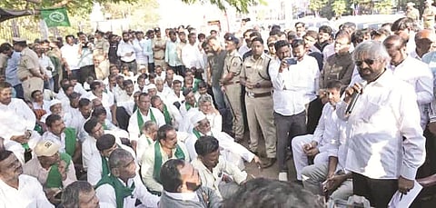 ಬೀದರ್‌ನಲ್ಲಿ ಹೋರಾಟ ನಡೆಸುತ್ತಿರುವ ಸ್ಥಳಕ್ಕೆ ಸೋಮವಾರ ಭೇಟಿ ನೀಡಿದ ಸಚಿವ ಈಶ್ವರ ಖಂಡ್ರೆ ಮಾತನಾಡಿದರು.