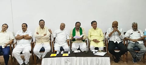 ಹುಬ್ಬಳ್ಳಿಯಲ್ಲಿ ಮಂಗಳವಾರ ಸಭಾಪತಿ ಬಸವರಾಜ ಹೊರಟ್ಟಿ ಅಭಿನಂದನಾ (felicitation) ಸಮಾರಂಭದ ಪೂರ್ವಭಾವಿ ಸಭೆಯಲ್ಲಿ ಶಾಸಕರಾದ ಎನ್.ಎಚ್. ಕೋನರಡ್ಡಿ, ಎಸ್.ವಿ. ಸಂಕನೂರ, ಎಚ್.ಎಫ್. ಜಕ್ಕಪ್ಪನವರ, ಕೆಎಲ್​ಇ ನಿರ್ದೇಶಕ ಶಂಕ್ರಣ್ಣ ಮುನವಳ್ಳಿ, ಇತರರು ಪಾಲ್ಗೊಂಡಿದ್ದರು.