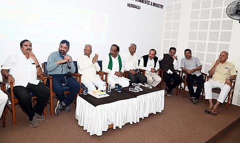 ಹುಬ್ಬಳ್ಳಿಯಲ್ಲಿ ಆಯೋಜಿಸಿದ್ದ ಸಭಾಪತಿ ಬಸವರಾಜ ಹೊರಟ್ಟಿ ಗೌರವ ಸನ್ಮಾನ (honored ) ಕಾರ್ಯಕ್ರಮದ ಪೂರ್ವಭಾವಿ ಸಭೆಯಲ್ಲಿ ಸಚಿವ ಸಂತೋಷ ಲಾಡ್ ಮಾತನಾಡಿದರು. ಶಾಸಕ ಎನ್.ಎಚ್. ಕೋನರಡ್ಡಿ, ಕೆಎಲ್​ಇ ನಿರ್ದೇಶಕ ಶಂಕರಣ್ಣ ಮುನವಳ್ಳಿ ಹಾಗೂ ಇತರರು ಪಾಲ್ಗೊಂಡಿದ್ದರು. 