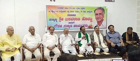 felicitation ಹುಬ್ಬಳ್ಳಿಯಲ್ಲಿ ಶುಕ್ರವಾರ ಬಸವರಾಜ ಹೊರಟ್ಟಿ ಅಭಿನಂದನೆ ಸಮಾರಂಭದ ಮಾಹಿತಿ ನೀಡಿದ ಶಾಸಕ ಎನ್.ಎಚ್. ಕೋನರಡ್ಡಿ, ಶಂಕರಣ್ಣ ಮುನವಳ್ಳಿ, ಮಹೇಶ ಟೆಂಗಿನಕಾಯಿ, ಪ್ರದೀಪ ಶೆಟ್ಟರ್, ಡಾ. ವಿ.ಎಸ್.ವಿ. ಪ್ರಸಾದ ಇತರರು ಇದ್ದರು.