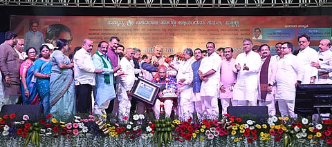 mlc world record ಹುಬ್ಬಳ್ಳಿ ನೆಹರು ಮೈದಾನದಲ್ಲಿ ಬಸವರಾಜ ಹೊರಟ್ಟಿ ಅಭಿನಂದನಾ ಸಮಿತಿ ವತಿಯಿಂದ ಏರ್ಪಡಿಸಿದ್ದ ಸಮಾರಂಭದಲ್ಲಿ ಸಭಾಪತಿ ಬಸವರಾಜ ಹೊರಟ್ಟಿ ಅವರಿಗೆ ಗೌರವ ಸನ್ಮಾನ ನೀಡಲಾಯಿತು. ಸಿಎಂ ಸಿದ್ದರಾಮಯ್ಯ, ಸಭಾಧ್ಯಕ್ಷ ಯು.ಟಿ. ಖಾದರ, ಕೇಂದ್ರ ಸಚಿವ ಪ್ರಲ್ಹಾದ ಜೋಶಿ, ಸಂಸದರಾದ ಜಗದೀಶ ಶೆಟ್ಟರ್​, ಬಸವರಾಜ ಬೊಮ್ಮಾಯಿ, ಶಾಸಕರು, ಶಂಕರಣ್ಣ ಮುನವಳ್ಳಿ, ರಾಜಣ್ಣ ಕೊರವಿ ಇತರರು ಇದ್ದರು.