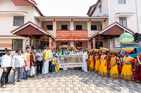 ಉಡುಪಿಯಲ್ಲಿ ಮಟ್ಟು ಗ್ರಾಮದ ಗುಳ್ಳ ಬೆಳೆಗಾರರ ಹಸಿರು ಹೊರೆಕಾಣಿಕೆಯ ಮೆರವಣಿಗೆಗೆ ಸುಪ್ರಸಾದ್​ ಶೆಟ್ಟಿ ಚಾಲನೆ ನೀಡಿದರು. ಡಾ. ಟಿ.ಎಸ್​. ರಾವ್​, ಪ್ರದೀಪ್​ ರಾವ್​, ವಿಷ್ಣುಪ್ರಸಾದ್​ ಪಾಡೀಗಾರ್​, ಸುನೀಲ್​ ಬಂಗೇರ, ಸರಸ್ವತಿ ಬಂಗೇರ, ಮಟ್ಟು ಲಕ್ಷ್ಮೀನಾರಾಯಣ ರಾವ್​ ಇತರರಿದ್ದರು.