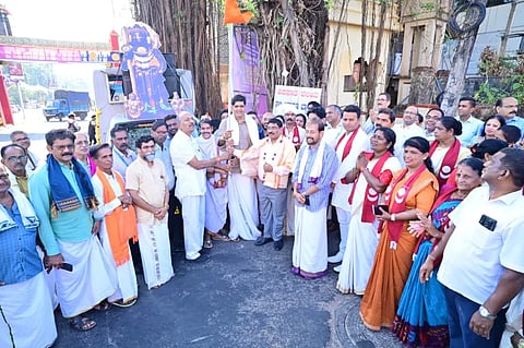 ಉಡುಪಿ ಶಿರೂರು ಮಠದ ಪರ್ಯಾಯಕ್ಕೆ ನೀಡಿದ ಹೊರೆಕಾಣಿಕೆಯ ಮೆರವಣಿಗೆಗೆ ಸಂಜೀವಕುಮಾರ್​ ಚಾಲನೆ ನೀಡಿದರು. ಸುಪ್ರಸಾದ್​ ಶೆಟ್ಟಿ ಬೈಕಾಡಿ, ಗಂಗಾಧರ್​, ಮೇಘಾ ಶೆಟ್ಟಿ, ಮಹಾಮಾಯಾ ಪ್ರಸಾದ್​ ರಾಯ್​, ಪಬಿತ್ರಕುಮಾರ್​ ದಾಸ್​, ಡಾ. ಉದಯಕುಮಾರ್​ ಸರಳತ್ತಾಯ, ಹರಿ ಕೋಟ್ಯಾನ್​, ವಿಷ್ಣುಪ್ರಸಾದ್​ ಪಾಡಿಗಾರ್​ ಇತರರಿದ್ದರು.