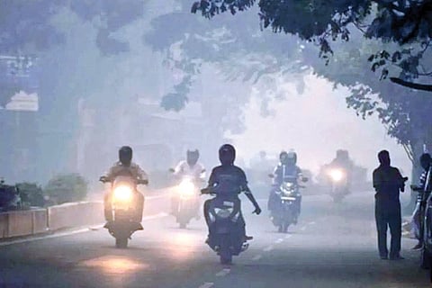ಹೊಸಪೇಟೆಯಲ್ಲಿ ಮಂಜು ಕವಿದ ವಾತಾವರಣದಲ್ಲಿ ಜನರು ವಾಹನಗಳಲ್ಲಿ ತೆರಳುತ್ತಿರುವುದು. 