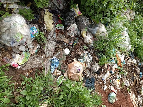 ಉಡುಪಿಯ ಕೂಸಮ್ಮ ಶಂಭು ಶೆಟ್ಟಿ ಸ್ಮಾರಕ ಹಾಜೀ ಅಬ್ದುಲ್ಲ ತಾಯಿ ಮತ್ತು ಮಕ್ಕಳ ಸರ್ಕಾರಿ ಜಿಲ್ಲಾಸ್ಪತ್ರೆಯ ನಿವೇಶನದಲ್ಲಿ ಬಿದ್ದಿರುವ ಕಸ-ತ್ಯಾಜ್ಯ.