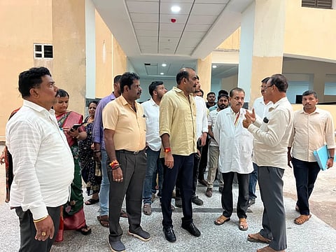 ಉಡುಪಿಯಲ್ಲಿ ನಿರ್ಮಾಣಗೊಳ್ಳುತ್ತಿರುವ ಜಿಲ್ಲಾಸ್ಪತ್ರೆಯ ಕಾಮಗಾರಿಯನ್ನು ಯಶ್​ಪಾಲ್​ ಸುವರ್ಣ ಪರಿಶೀಲಿಸಿದರು.  ಡಾ. ಎಚ್​.ಅಶೋಕ್​, ಗುರುಪ್ರಸಾದ್​, ಪ್ರಭಾಕರ ಪೂಜಾರಿ, ಸುಮಿತ್ರಾ ನಾಯಕ್​, ಬಾಲಕೃಷ್ಣ ಶೆಟ್ಟಿ, ದಿನೇಶ್​ ಅಮೀನ್​, ಜಗದೀಶ್​ ಆಚಾರ್ಯ ಕಪ್ಪೆಟ್ಟು, ರಶ್ಮಿತಾ ಶೆಟ್ಟಿ ಇತರರಿದ್ದರು.