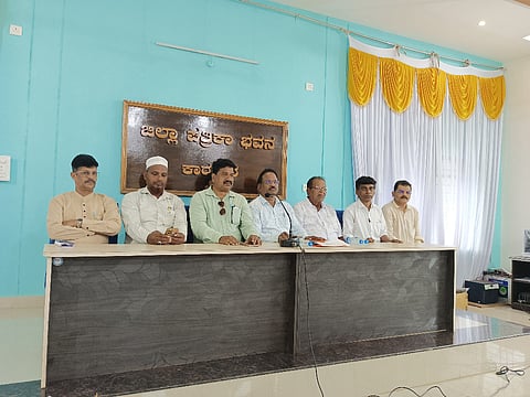 ಸಂಘಟನೆಗಳ ಪ್ರಮುಖರು ಕಾರವಾರದಲ್ಲಿ ಪ್ರತಿಭಟನೆ ನಡೆಸಿದರು. 
