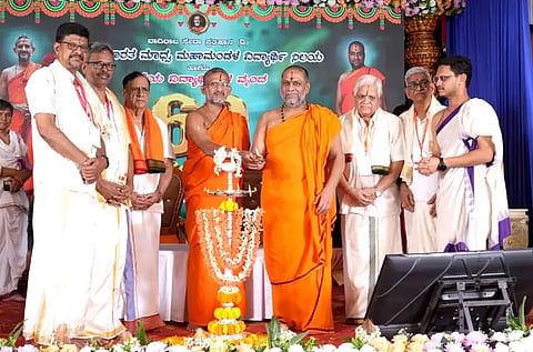 growth ಹುಬ್ಬಳ್ಳಿಯಲ್ಲಿ ಏರ್ಪಡಿಸಿದ್ದ ಅಖಿಲ ಭಾರತ ಮಾಧ್ವ ಮಹಾ ಮಂಡಳಿ ವಿದ್ಯಾರ್ಥಿ ನಿಲಯದ ಷಷ್ಠಿಪೂರ್ತಿ ಮಹೋತ್ಸವ ಹಾಗೂ ನವೀಕೃತ ಕೊಠಡಿಗಳ ಉದ್ಘಾಟನೆಯನ್ನು ಉಡುಪಿ ಪೇಜಾವರ ಮಠದ ಶ್ರೀ ವಿಶ್ವಪ್ರಸನ್ನ ತೀರ್ಥ ಶ್ರೀಪಾದಂಗಳವರು ಹಾಗೂ ಮಂತ್ರಾಲಯದ ಶ್ರೀ ರಾಘವೇಂದ್ರ ಸ್ವಾಮಿಗಳ ಮಠದ ಪೀಠಾಧಿಪತಿ ಶ್ರೀ ಸುಬುಧೇಂದ್ರ ತೀರ್ಥ ಶ್ರೀಪಾದಂಗಳವರು ನೆರವೇರಿಸಿದರು. 