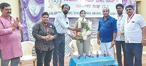 ಕಲಬುರಗಿಯಲ್ಲಿ ಜಿಲ್ಲಾ ಹೋಟೆಲ್​ ಅಸೋಸಿಯೇಷನ್​ ಬುಧವಾರ ಏರ್ಪಡಿಸಿದ್ದ ಉದ್ಯಮಿಗಳ ಜತೆ ಸಂವಾದ ಕಾರ್ಯಕ್ರಮದಲ್ಲಿ ಉಪ ಪೊಲೀಸ್​ ಆಯುಕ್ತೆ ಶಾಲೂ ಅವರನ್ನು ಸನ್ಮಾನಿಸಲಾಯಿತು. ಸತ್ಯನಾಥ ಶೆಟ್ಟಿ, ನರಸಿಂಹ ಮೆಂಡನ್​, ಗಿರಿಧರ ಭಟ್​, ಮೊಯಿನುದ್ದೀನ್​, ಶರಣು ಪಾಟೀಲ್​, ಮಾಲಾ ಕಣ್ಣಿ ಇತರರಿದ್ದರು.
