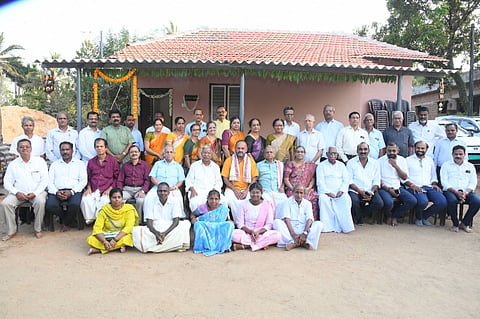 ಉಡುಪಿ ಯಕ್ಷಗಾನ ಕಲಾರಂಗದ ವಿದ್ಯಾಪೋಷಕ್​ ಯೋಜನೆಯಡಿ ವಿದ್ಯಾರ್ಥಿನಿ ಅಂಕಿತಾ ಮೊಗವೀರ ಅವರಿಗೆ ನಿರ್ಮಿಸಿಕೊಟ್ಟ ನೂತನ ಮನೆಯ ಉದ್ಘಾಟನಾ ಕಾರ್ಯಕ್ರಮ ನಡೆಯಿತು. ಯಶ್​ಪಾಲ್​ ಸುವರ್ಣ, ಸೂರ್ಯನಾರಾಯಣ ಅಡಿಗ, ಗಿರಿಜಾ ಅಡಿಗ, ಎಚ್​. ಧನಂಜಯ ಶೆಟ್ಟಿ, ವೈಕುಂಠ ಹೇರ್ಳೆ, ಎಂ. ಗಂಗಾಧರ ರಾವ್​, ಮುರಳಿ ಕಡೆಕಾರ್​, ಯು. ವಿಶ್ವನಾಥ ಶೆಣೈ, ಯು.ಎಸ್​. ರಾಜಗೋಪಾಲ್​ ಆಚಾರ್ಯ, ಭುವನಪ್ರಸಾದ ಹೆಗ್ಡೆ ಇತರರಿದ್ದರು.