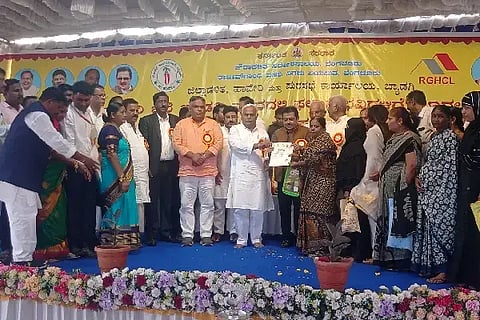ಬ್ಯಾಡಗಿ ಪಟ್ಟಣದಲ್ಲಿ ಫಲಾನುಭವಿಗಳಿಗೆ ನಿವೇಶನಗಳ ಹಕ್ಕುಪತ್ರಗಳನ್ನು ವಸತಿ ಸಚಿವ ಬಿ.ಜೆಡ್. ಜಮೀರ್​ಅಹ್ಮದ್​ಖಾನ್ ವಿತರಿಸಿದರು. ಸಚಿವ ಶಿವಾನಂದ ಪಾಟೀಲ, ಶಾಸಕ ಬಸವರಾಜ ಶಿವಣ್ಣನವರ, ಜಿಲ್ಲಾಧಿಕಾರಿ ಡಾ. ವಿಜಯಮಹಾಂತೇಶ ದಾನಮ್ಮನವರ ಇತರರಿದ್ದರು.