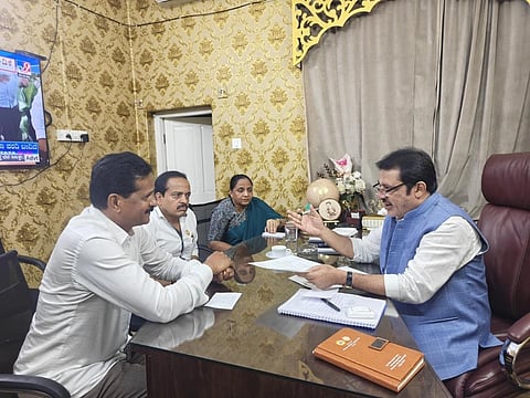 Housing project ವಸತಿ ಸಚಿವ ಜಮೀರ್ ಅಹ್ಮದ್ ಖಾನ್ ಅವರನ್ನು ಶಾಸಕ ಭೀಮಣ್ಣ ನಾಯ್ಕ ಬೆಂಗಳೂರಿನಲ್ಲಿ ಭೇಟಿಯಾಗಿ ಶಿರಸಿ ಸಿದ್ದಾಪುರ ಕ್ಷೇತ್ರಕ್ಕೆ ಹೆಚ್ಚಿನ ಮನೆಗಳನ್ನು ಬಿಡುಗಡೆಗೊಳಿಸುವಂತೆ ಆಗ್ರಹಿಸಿದರು.  