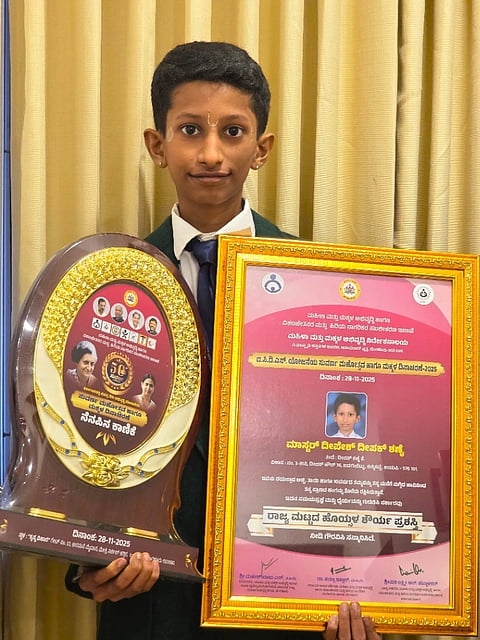 ಹೊಯ್ಸಳ ಶೌರ್ಯ ಪ್ರಶಸ್ತಿಯೊಂದಿಗೆ ದೀಪೇಶ್​ ಡಿ. ಶೆಣೈ.