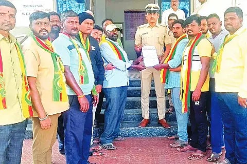 ಬೀದಿ ದೀಪ ಮತ್ತು ಸಿಸಿ ಕ್ಯಾಮರಾ ಅಳವಡಿಸಲು ಆಗ್ರಹಿಸಿ ಜಯ ಕರ್ನಾಟಕ ಸಂಘಟನೆ ಮಂಗಳವಾರ ಪಿಎಸ್‌ಐ ಶ್ರೀಪತಿ ಗಿನ್ನಿಯವರಿಗೆ ಮನವಿ ಸಲ್ಲಿಸಿತು. ಎಸ್. ಗೋವಿಂದ, ಎಂ.ಆರ್.ಆನಂದ್, ಸಿ.ಎಚ್.ಸುನಿಲ್ ಕುಮಾರ್ ಇದ್ದರು.Appeal