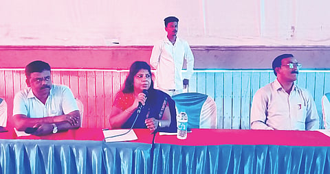 ಹರಿಹರದಲ್ಲಿ ಶನಿವಾರ ಬಿಎಲ್‌ಎಗಳಿಗೆ ಮತದಾರರ ಪಟ್ಟಿ ವಿಶೇಷ ಸಮಗ್ರ ಪರಿಷ್ಕರಣೆ ಕಾರ್ಯಾಗಾರದಲ್ಲಿ ಮತದಾರರ ನೋಂದಣಾಧಿಕಾರಿ ದೂಡಾ ಆಯುಕ್ತೆ ರೇಣುಕಾ ಮಾತನಾಡಿದರು. ತಹಸೀಲ್ದಾರ್ ಜಿ. ಸಂತೋಷ್ ಕುಮಾರ್, ಬಿ.ಬಿ. ರೇವಣ ನಾಯ್ಕ ಇದ್ದರು. SIR