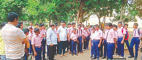 ದೇವರಬೆಳಕೆರೆ ಮುರಾರ್ಜಿ ದೇಸಾಯಿ ವಸತಿ ಶಾಲೆಗೆ ಶುಕ್ರವಾರ ಶಾಸಕ ಬಿ.ಪಿ. ಹರೀಶ್ ಭೇಟಿ ನೀಡಿ ವಿದ್ಯಾರ್ಥಿಗಳೊಂದಿಗೆ ಚರ್ಚಿಸಿದರು. Visit