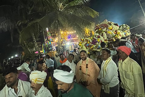 ಹರಿಹರ ತಾಲೂಕಿನ ದೀಟೂರು ಗ್ರಾಮದಲ್ಲಿ ಮಹೇಶ್ವರ ಸ್ವಾಮಿ ಮತ್ತು ಮಲ್ಲಿಕಾರ್ಜುನ ಸ್ವಾಮಿಯ ಪಲ್ಲಕ್ಕಿ ಉತ್ಸವದಲ್ಲಿ ಮಲ್ಲಿಕಾರ್ಜುನ ಸ್ವಾಮಿ ಪೀಠದ ಚೆನ್ನಪ್ಪ ಸ್ವಾಮಿ ದೇವರು.Fair