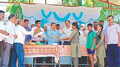 ಹರಿಹರ ತಾಲೂಕು ಗುತ್ತೂರಿನ ಸರ್ಕಾರಿ ಪ್ರಾಥಮಿಕ ಹಾಗೂ ಪ್ರೌಢಶಾಲೆಯಲ್ಲಿ ಸೋಮವಾರ ಶಾಲಾ ಪ್ರಾರಂಭೋತ್ಸವದ ಪ್ರಯುಕ್ತ ಶಾಸಕ ಬಿ.ಪಿ. ಹರೀಶ್ ವಿದ್ಯಾರ್ಥಿಗಳಿಗೆ ಪಠ್ಯಪುಸ್ತಕ ಹಾಗೂ ಸಮವಸ ವಿತರಿಸುವ ಮೂಲಕ ಚಾಲನೆ ನೀಡಿದರು. ಬಿಇಒ ಡಿ. ದುರುಗಪ್ಪ, ಶಿಕ್ಷಕರ ಸಂದ ಅಧ್ಯಕ್ಷ ವೀರಣ್ಣ ಇತರರಿದ್ದರು.