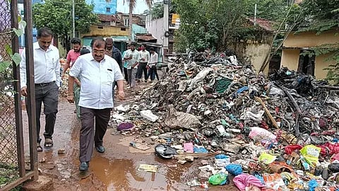 ಹರಿಹರ ನಗರದ ಕುಂಬಾರ ಓಣಿ ಸಮೀಪದ ರಾಜ ಕಾಲುವೆ ಮಳೆ ನೀರಿನಿಂದ ತುಂಬಿದ್ದು ಸ್ಥಳಕ್ಕೆ ಶಾಸಕ ಬಿ.ಪಿ.ಹರೀಶ್ ಭೇಟಿ ನೀಡಿ ಪರಿಶೀಲಿಸಿದರು.harihara