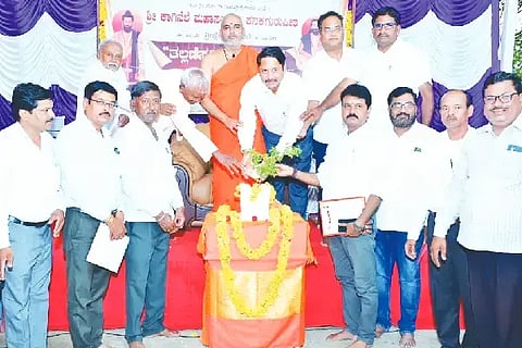 Secularಹರಿಹರ ತಾಲೂಕಿನ ಬೆಳ್ಳೂಡಿ ಕನಕ ಶಾಖಾಮಠದಲ್ಲಿ ಶನಿವಾರ ನಡೆದ ಸತ್ಸಂಗ ಕಾರ್ಯಕ್ರಮವನ್ನು ವೃತ್ತ ನಿರೀಕ್ಷಕ ಸುರೇಶ್ ಸಗರಿ ಉದ್ಘಾಟಿಸಿದರು. ಕಾಗಿನೆಲೆ ಪೀಠದ ಶ್ರೀ ನಿರಂಜನಾನಂದಪುರಿ ಸ್ವಾಮೀಜಿ, ನಂದಿಗಾವಿ ಶ್ರೀನಿವಾಸ್ ಇತರರು ಇದ್ದಾರೆ.