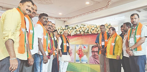 ಹರಿಹರದ ಎಚ್.ಕೆ. ವೀರಪ್ಪ ಕಲ್ಯಾಣ ಮಂಟಪದಲ್ಲಿ ಶನಿವಾರ ಹಮ್ಮಿಕೊಂಡಿದ್ದ ಪ್ರಶಿಕ್ಷಣ ವರ್ಗದ ಉದ್ಘಾಟನಾ ಕಾರ್ಯಕ್ರಮದಲ್ಲಿ ಜಿ.ಎಂ. ಸಿದ್ದೇಶ್ವರ, ಬಿ.ಪಿ. ಹರೀಶ್, ಎಸ್.ಎಂ. ವೀರೇಶ್ ಹನಗವಾಡಿ, ಲಿಂಗರಾಜ್ ಹಿಂಡಸಘಟ್ಟ ಇತರರಿದ್ದರು. politics
