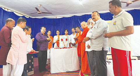 ಹರಿಹರ ನಗರದ ಗಿರಿಯಮ್ಮ ಕಾಲೇಜಿನಲ್ಲಿ ಭಾನುವಾರ ಹರ್ ರ್ ಯೋಧ ಶೌರ್ಯ ತರಬೇತಿ ಶಿಬಿರದ ಸವಾರೋಪ ಸವಾರಂಭವನ್ನು ಶ್ರೀ ಕೃಷ್ಣನ ಭಾವಚಿತ್ರಕ್ಕೆ ಪುಷ್ಪಾರ್ಚನೆ ವಾಡುವ ಮೂಲಕ ಶಾಸಕ ಬಿ.ಪಿ. ಹರೀಶ್ ಚಾಲನೆ ನೀಡಿದರು. ಎಸ್.ಎಂ. ವೀರೇಶ್ ಹನಗವಾಡಿ, ಆತ್ಮಾನಂದ ಮಹಾರಾಜ್, ನಿರಂಜನ ಇದ್ದರು. camp
