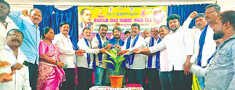 ಹರಿಹರದ ಮೈತ್ರಿವನದಲ್ಲಿ ದಲಿತ ಸಂಘರ್ಷ ಸಮಿತಿ (ಪ್ರೊ.ಬಿ. ಕೃಷ್ಣಪ್ಪ ಸ್ಥಾಪಿತ) ಯಿಂದ ಮಂಗಳವಾರ ಎರಡು ದಿನಗಳ ಜಿಲ್ಲಾ ಮಟ್ಟದ ಪದಾಧಿಕಾರಿಗಳ ತರಬೇತಿ ಶಿಬಿರವನ್ನು ರಾಜ್ಯ ಸಂಚಾಲಕ ಎಂ. ಗುರುಮೂರ್ತಿ ಶಿವಮೊಗ್ಗ ಉದ್ಘಾಟಿಸಿದರು. ಪ್ರೊ.ಬಿ.ಎಲ್. ರಾಜು ಇತರರು ಇದ್ದರು. Ambedkar