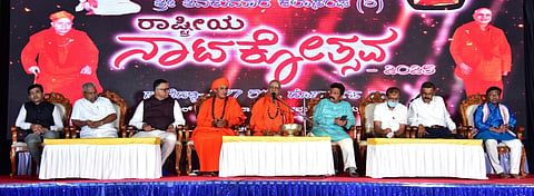 ಸಾಣೇಹಳ್ಳಿಯ ಶ್ರೀ ಶಿವಕುಮಾರ ಬಯಲು ರಂಗಮಂದಿರದಲ್ಲಿ ಮಂಗಳವಾರ ರಾಷ್ಟ್ರೀಯ ನಾಟಕೋತ್ಸವದ 3ನೇ ದಿನದ ಕಾರ್ಯಕ್ರಮದಲ್ಲಿ ಡಾ. ಶ್ರೀ ಪಂಡಿತಾರಾಧ್ಯ ಶಿವಾಚಾರ್ಯ ಸ್ವಾಮೀಜಿ ಮಾತನಾಡಿದರು. ಶ್ರೀ ಶಾಂತವೀರ ಸ್ವಾಮೀಜಿ, ಮಾಜಿ ಸಚಿವ ಬಿ.ಸಿ. ಪಾಟೀಲ್, ಎಸ್.ಸಿ. ಸಿದ್ದರಾಮಪ್ಪ, ಅಣಬೇರು ರಾಜಣ್ಣ ಇತರರಿದ್ದರು.