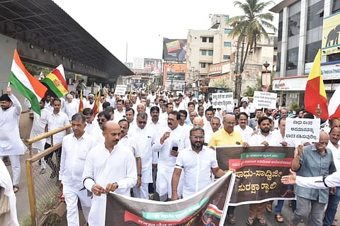 Jain ಮುನಿಗಳು ಹಾಗೂ ಸಾಧ್ವಿಜಿಯವರಿಗೆಪಾದಯಾತ್ರೆ ಸಂದರ್ಭದಲ್ಲಿ ಸೂಕ್ತ ರಕ್ಷಣೆ ಒದಗಿಸುವುದು ಹಾಗೂ ಇನ್ನಿತರ ಬೇಡಿಕೆಗಳ ಈಡೇರಿಕೆಗೆ ಆಗ್ರಹಿಸಿ ಜೈನ ಸಮಾಜದವರು ಹುಬ್ಬಳ್ಳಿಯಲ್ಲಿ ಮೌನ ಪ್ರತಿಭಟನೆ ನಡೆಸಿದರು. 