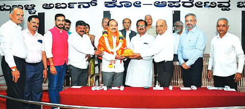 urban bank ಹುಬ್ಬಳ್ಳಿ ಅರ್ಬನ್​ ಕೋ ಆಪ್​ ಬ್ಯಾಂಕಿನಲ್ಲಿ ಎಂಎಲ್​ಸಿ ಲಿಂಗರಾಜ ಪಾಟೀಲ ಅವರನ್ನು ಸನ್ಮಾನಿಸಲಾಯಿತು. ಮಲ್ಲಿಕಾರ್ಜುನ ಸಾವಕಾರ, ಗಿರೀಶಭಾಯ್​ ಉಪಾಧ್ಯಾಯ, ಆನಂದ ಮನಗೂಳಿ, ಬಸವರಾಜ ತೇರದಾಳ, ವೆಂಕಟೇಶ ಉಪ್ಪಾರ, ಇತರರು ಇದ್ದರು.