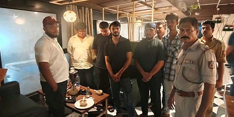 ಉಡುಪಿ ಮಣಿಪಾಲದ ಡಿಆರ್​ಎನ್​ಕೆ ಲ್ಯಾಬ್​ ಕೆಫೆಯಲ್ಲಿ ಅಕ್ರಮವಾಗಿ ಹುಕ್ಕಾ ಸೇದುತ್ತಿದ್ದ ಯುವಕರು ಹಾಗೂ ಕೆಪೇಯ ಮ್ಯಾನೇಜರ್​ನನ್ನು ಪೊಲೀಸರು ವಶಕ್ಕೆ ಪಡೆದರು.