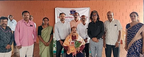 ತುಮಕೂರಿನ ವಿದ್ಯಾನಿಕೇತನ ಪ್ರೌಢಶಾಲೆಯಲ್ಲಿ ಹಮ್ಮಿಕೊಂಡಿದ್ದ  ವಿಶೇಷ ಪವಾಡ ಬಯಲು ಹಾಗೂ ಜಾಗೃತಿ ಕಾರ್ಯಕ್ರಮದಲ್ಲಿ ಹುಲಿಕಲ್​ ನಟರಾಜ್​ರನ್ನು ಅಭಿನಂದಿಸಲಾಯಿತು. ಚೆನ್ನಬಸವ ಪ್ರಸಾದ್​, ಕ್ಯಾಲೆಂಡರ್​ ಶಿವಕುಮಾರ್​, ಡಾ.ಸಾಯಿ ಪ್ರಸಾದ್​, ಮುನಿಗಂಗಪ್ಪ,ಮಿಥಿಲಾ, ಕೆ.ವನಿತಾ ಮತ್ತಿತರರು ಇದ್ದರು. 