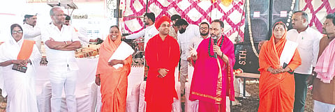 ಹುಲಸೂರು ಸಮೀಪದ ಬೆಟಬಾಲಕುಂದಾ ಗ್ರಾಮದಲ್ಲಿ ಶುಕ್ರವಾರ ನಡೆದ ಮಹಾದೇವ ದೇವಸ್ಥಾನದ ಕಳಸಾರೋಹಣ ಕಾರ್ಯಕ್ರಮದಲ್ಲಿ ಶ್ರೀ ರಾಜೇಶ್ವರ ಶಿವಾಚಾರ್ಯ, ಶ್ರೀ ಡಾ.ಅಭಿನವ ಘನಲಿಂಗ ರುದ್ರಮುನಿ ಶಿವಾಚಾರ್ಯ, ಮಾತೋಶ್ರೀ ಯೋಗೀಶ್ವರಿ, ಸಂಗೀತಾ ಮಾತಾಜಿ, ಇಂಗಳಕೇರೆ ಅಕ್ಕಮಹಾದೇವಿ, ಶಾಸಕ ಶರಣು ಸಲಗರ ಇತರರಿದ್ದರು.