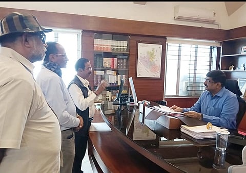 ತೇಗ, ನೀಲಗಿರಿ, ಅಕೇಶಿಯ ತೆರವುಗೊಳಿಸಲು ಆಗ್ರಹಿಸಿ ಹ್ಯೂಮನ್ ರೈಟ್ಸ್ ಇಂಟರ್ ನ್ಯಾಷನಲ್ ಫೆಡರೇಷನ್ ಪ್ರಮುಖರು ಜಿಲ್ಲಾಧಿಕಾರಿ ಸೋಮಶೇಖರ್ ಅವರಿಗೆ ಮನವಿ ಸಲ್ಲಿಸಿದರು.