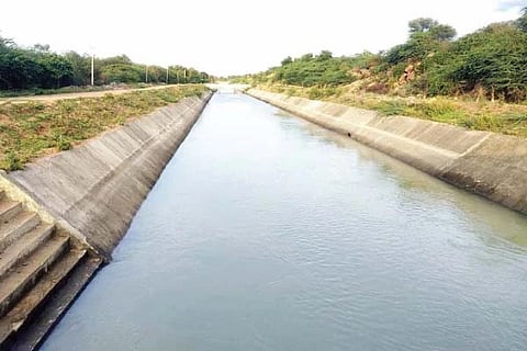 ಗೌಡೂರು ಗ್ರಾಮದಲ್ಲಿ ಹಾದು ಹೋಗಿರುವ  ಎನ್‌ಆರ್‌ಬಿಸಿಗೆ 300 ಕ್ಯೂಸೆಕ್ ನೀರು ಹರಿಸಿರುವುದು.