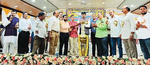 ಕುಮಟಾದ ಮಹಾಸತಿ ಸಭಾಭವನದಲ್ಲಿ ಭಾನುವಾರ ಆಯೋಜಿಸಿದ್ದ ವಿವಿಧ ಅಂಚೆ ಸಂಟನೆಗಳ ಜಂಟಿ ದ್ವೈವಾರ್ಷಿಕ ಅಧಿವೇಶನವನ್ನು ಹೂವಪ್ಪ ಉದ್ಘಾಟಿಸಿದರು. ಜಿ. ಜಾನಕಿರಾಮ್​, ರಂಗಪ್ಪ, ಎಂ.ಎಸ್​. ಗೊಂಡ, ಎಂ.ಐ. ನಾಯ್ಕ, ಶಂಕರ ನಾಯ್ಕ, ರಾವೇಂದ್ರ ಹವಳೇರ, ರವಿ ಡಿ. ಪಾಟೀಲ ಇತರರಿದ್ದರು.