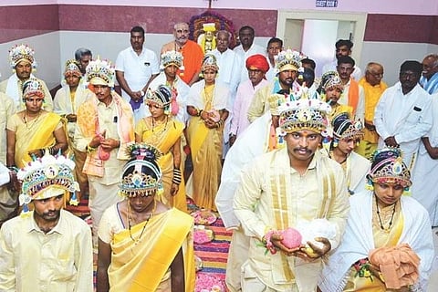 ಮೈಲಾರ ಗ್ರಾಮದ ಕಾಗಿನೆಲೆ ಕನಕ ಗುರುಪೀಠದ ಶಾಖಾ ಮಠದ 7ನೇ ವಾರ್ಷಿಕೋತ್ಸವ ಅಂಗವಾಗಿ ಹಮ್ಮಿಕೊಂಡಿದ್ದ ಉಚಿತ ಸಾಮೂಹಿಕ ವಿವಾಹ ಕಾರ್ಯಕ್ರಮದಲ್ಲಿ 9ಜೋಡಿ ದಾಂಪತ್ಯ ಜೀವನಕ್ಕೆ ಕಾಲಿಟ್ಟವು. ಕಾಗಿನಲೆ ಕನಕ ಗುರುಪೀಠದ ನಿರಂಜನಾನಂದಪುರಿ ಸ್ವಾಮೀಜಿ, ಪ್ರದೇಶ ಕುರುಬ ಸಮಾಜದ ನಿರ್ದೇಶಕ ಬಿ.ಹನುಮಂತಪ್ಪ, ಹ.ಬೋ.ಹಳ್ಳಿ ಪುರಸಭೆ ಮಾಜಿ ಅಧ್ಯಕ್ಷ ಮರಿರಾಮಣ್ಣ, ಕುರುಬ ಸಮಾಜದ ತಾಲೂಕು ಅಧ್ಯಕ್ಷ ಹೊಸ್ಕೇರಿ ಬೀರಪ್ಪ ಇತರರಿದ್ದರು. 