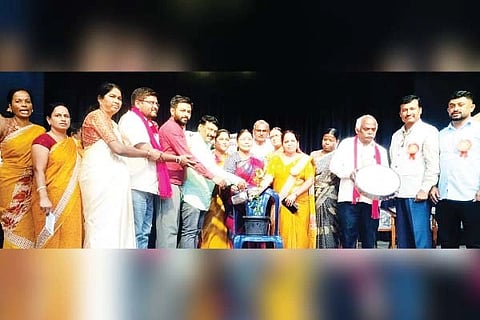 ಹೂವಿನಹಡಗಲಿಯಲ್ಲಿ ಆಯೋಜಿಸಿದ್ದ ರಾಜ್ಯ ಅಂಗನವಾಡಿ ಕಾರ್ಯಕರ್ತೆಯರು ಹಾಗೂ ಸಹಾಯಕಿಯರ ಫೆಡರೇಷನ್ (ಎಐಟಿಯುಸಿ)ನ 6ನೇ ತಾಲೂಕು ಸಮ್ಮೇಳನವನ್ನು ಅಧ್ಯಕ್ಷ ಅಮ್ಜದ್ ಉದ್ಘಾಟಿಸಿದರು. ತಾಲೂಕು ಅಧ್ಯಕ್ಷೆ ಬಿ.ಜಯಲಕ್ಷ್ಮೀ, ರಾಜ್ಯಪ್ರಧಾನ ಕಾರ್ಯದರ್ಶಿ ಎಂ.ಜಯಮ್ಮ, ಎಐಕೆಎಸ್‌ನ ರಾಜ್ಯ ಉಪಾಧ್ಯಕ್ಷ ಎಚ್.ವೀರಣ್ಣ, ಸಿಪಿಐ ಜಿಲ್ಲಾ ಪ್ರಧಾನ ಕಾರ್ಯದರ್ಶಿ ಎಚ್.ಎಂ.ಸಂತೋಷ ಇತರರಿದ್ದರು.
