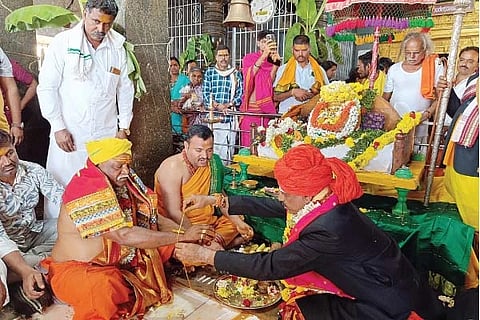 ಮೈಲಾರದಲ್ಲಿ ಜಾತ್ರೋತ್ಸವದ ಅಂಗವಾಗಿ ದೇವಸ್ಥಾನದ ಧರ್ಮಕರ್ತರು, ಕಾರ್ಣಿಕದ ಗೊರವಯ್ಯ ರಾಮಣ್ಣನಿಗೆ ಕಂಕಣಧಾರಣೆ ಮಾಡುವ ಮೂಲಕ ಧಾರ್ಮಿಕ ಕಾರ್ಯಗಳಿಗೆ ಚಾಲನೆ ನೀಡಿದರು.