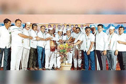 ಹೂವಿನಹಡಗಲಿ ತಾಲೂಕಿನ ಸೋವೆನಹಳ್ಳಿಯಲ್ಲಿ ಕಾಂಗ್ರೆಸ್‌ನಿಂದ ಆಯೋಜಿಸಿದ್ದ  ಬಹಿರಂಗ ಸಭೆಯನ್ನು ಮಾಜಿ ಶಾಸಕ ಪಿ.ಟಿ.ಪರಮೇಶ್ವರ ನಾಯ್ಕ ಉದ್ಘಾಟಿಸಿದರು. ಬಿಡಿಸಿಸಿ ಬ್ಯಾಂಕ್ ನಿರ್ದೇಶಕ ಪಿ.ವಿಜಯಕುಮಾರ್, ಬಳ್ಳಾರಿ ಗ್ರಾಮೀಣ ಕಾಂಗ್ರೆಸ್ ಘಟಕದ ಅಧ್ಯಕ್ಷ  ಶಿವಯೋಗಿ, ಬ್ಲಾಕ್ ಕಾಂಗ್ರೆಸ್ ಅಧ್ಯಕ್ಷರಾದ ಹನುಮಂತಪ್ಪ, ಅಟವಾಳಗಿ ಕೊಟ್ರೇಶ ಇತರರಿದ್ದರು.
