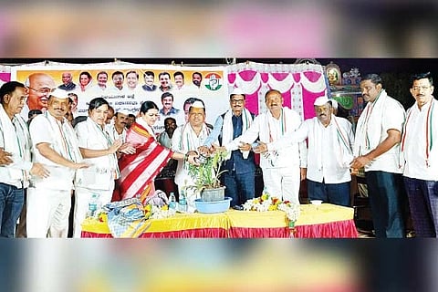 ವಿಬಿ ಜಿ ರಾಮ್  ಜಿ ಯೋಜನೆ ವಿರೋಧಿಸಿ ಹೂವಿನಹಡಗಲಿ ತಾಲೂಕಿನ ಹೊಳಲು ಗ್ರಾಮದಲ್ಲಿ ಕಾಂಗ್ರೆಸ್‌ನಿಂದ ಆಯೋಜಿಸಿದ್ದ  ಬಹಿರಂಗ ಸಭೆಯನ್ನು ಬಳ್ಳಾರಿ ಸಂಸದ ಈ.ತುಕಾರಾಮ್ ಉದ್ಘಾಟಿಸಿದರು. ದಾವಣಗೆರೆ ಸಂಸದೆ ಡಾ.ಪ್ರಭಾ ಮಲ್ಲಿಕಾರ್ಜುನ, ಮಾಜಿ ಶಾಸಕ ಪಿ.ಟಿ.ಪರಮೇಶ್ವರ ನಾಯ್ಕ, ಬಿಡಿಸಿಸಿ ಬ್ಯಾಂಕ್ ನಿರ್ದೇಶಕ ಪಿ.ವಿಜಯಕುಮಾರ್ ಇತರರಿದ್ದರು.   