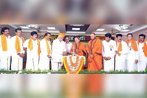 ಹೂವಿನಹಡಗಲಿಯಲ್ಲಿ ದೈವಜ್ಞ ಬ್ರಾಹ್ಮಣ ಸಮಾಜದಿಂದ ಸೋಮವಾರ ಆಯೋಜಿಸಿದ್ದ ದೈವಜ್ಞ ದರ್ಶನ ಕಾರ್ಯಕ್ರಮವನ್ನು ದೈವಜ್ಞ ಬ್ರಾಹ್ಮಣ ಮಠದ ಜ್ಞಾನೇಶ್ವರಿ ಪೀಠದ ಸಚ್ಚಿದಾನಂದ ಜ್ಞಾನೇಶ್ವರ ಭಾರತಿ ಸ್ವಾಮೀಜಿ ಉದ್ಘಾಟಿಸಿದರು. ಸುಜ್ಞಾನೇಶ್ವರ ಭಾರತಿ ಸ್ವಾಮೀಜಿ, ದೈವಜ್ಞ ಬ್ರಾಹ್ಮಣ ಯುವಕ ಸಂಘದ ತಾಲೂಕು ಅಧ್ಯಕ್ಷ ಮಹಾಬಲೇಶ್ವರ ಡಿ, ಕಾರ್ಯದರ್ಶಿ ರಾಘವೇಂದ್ರ ರಾಯ್ಕರ್ ಇದ್ದರು.