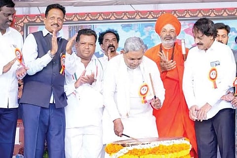 ಹೂವಿನಹಡಗಲಿಯಲ್ಲಿ ಎಂ.ಪಿ.ಪ್ರಕಾಶ ಅವರ ಕಂಚಿನ ಪುತ್ಥಳಿ ಅನಾವರಣ ಕಾರ್ಯಕ್ರಮವನ್ನು ಮಾಜಿ ಸಿಎಂ ಸಿದ್ದರಾಮಯ್ಯ ಡೊಳ್ಳು ಬಾರಿಸುವ ಮೂಲಕ ಉದ್ಘಾಟಿಸಿದರು. ಸಂಸದ ಈ.ತುಕಾರಾಮ್, ಶಾಸಕ ರಾಘವೇಂದ್ರ ಹಿಟ್ನಾಳ್, ಮಾಜಿ ಶಾಸಕ ಪರಮೇಶ್ವರ ನಾಯ್ಕ, ಚಿತ್ರ ನಿರ್ದೇಶಕ ಟಿ.ಎನ್.ಸೀತಾರಾಂ ಇದ್ದರು.